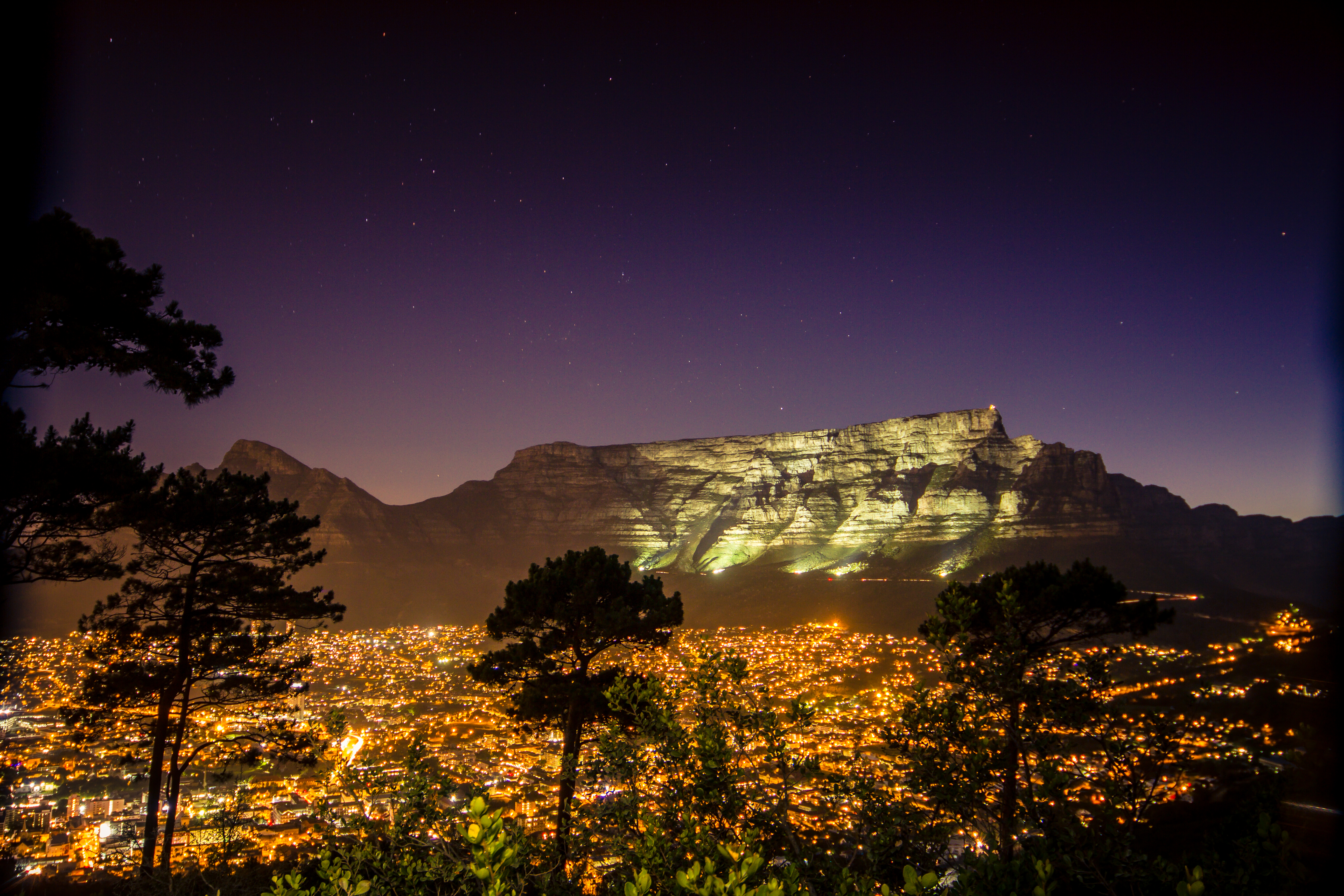 18_TableMountainAtNight